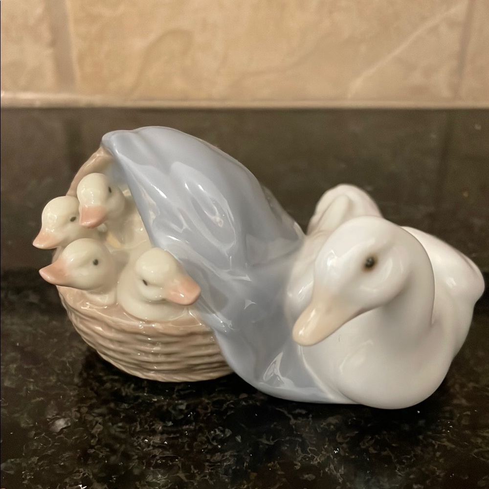 Lladro’ Hand Made in Spain Porcelain #4895 Duck Figurine with 4 Ducklings